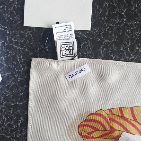 TOTEME !  100% Silk Scarf With knotted Monogram (57X57CM) - Picture 8 of 10